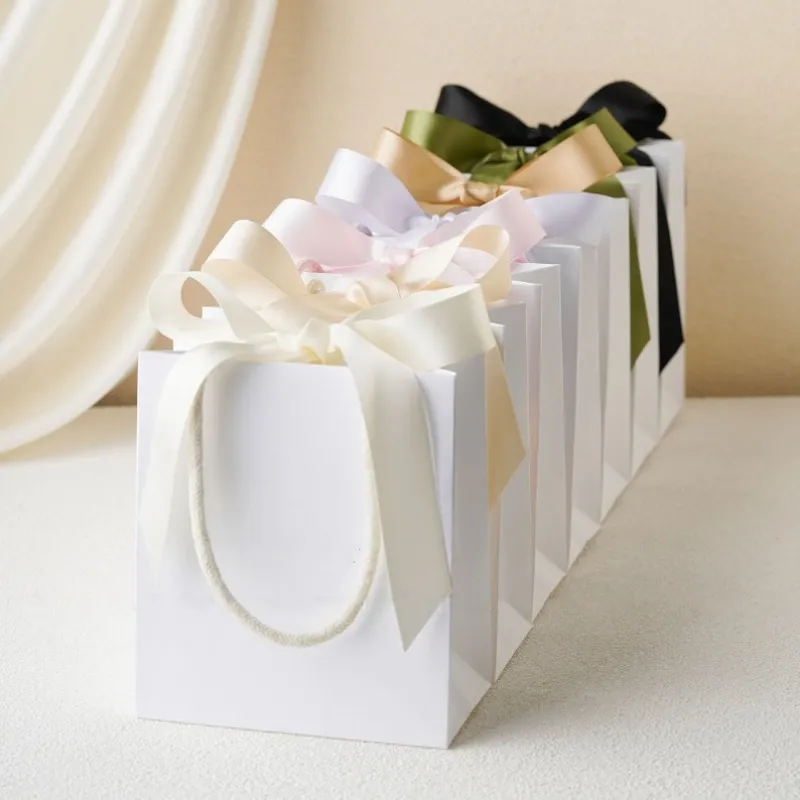 High-Quality Printed Paper Bags with Handles | Functional Packaging Solutions for Jewelry Merchants Seeking Reliable and Attractive Presentation - 10013