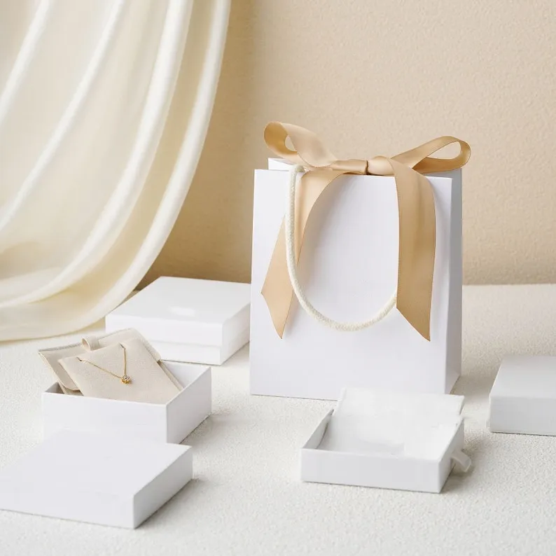 High-Quality Printed Paper Bags with Handles | Functional Packaging Solutions for Jewelry Merchants Seeking Reliable and Attractive Presentation - 10021