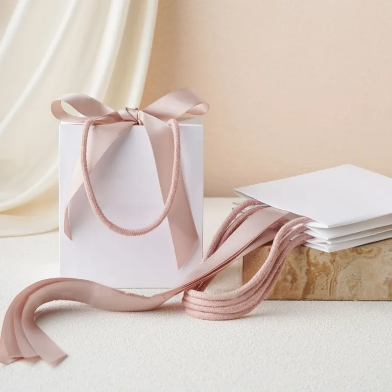 High-Quality Printed Paper Bags with Handles | Functional Packaging Solutions for Jewelry Merchants Seeking Reliable and Attractive Presentation - 10022