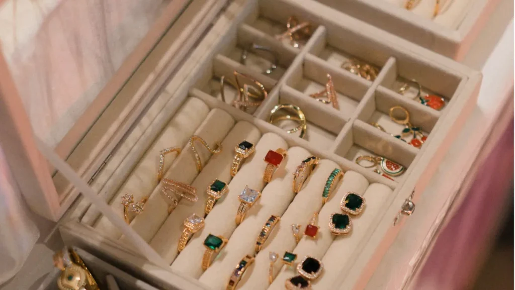 How to Fix Space Issues with Jewellery Organizers: Tips and Tricks - custom jewelry pacakaging deisign image (11)