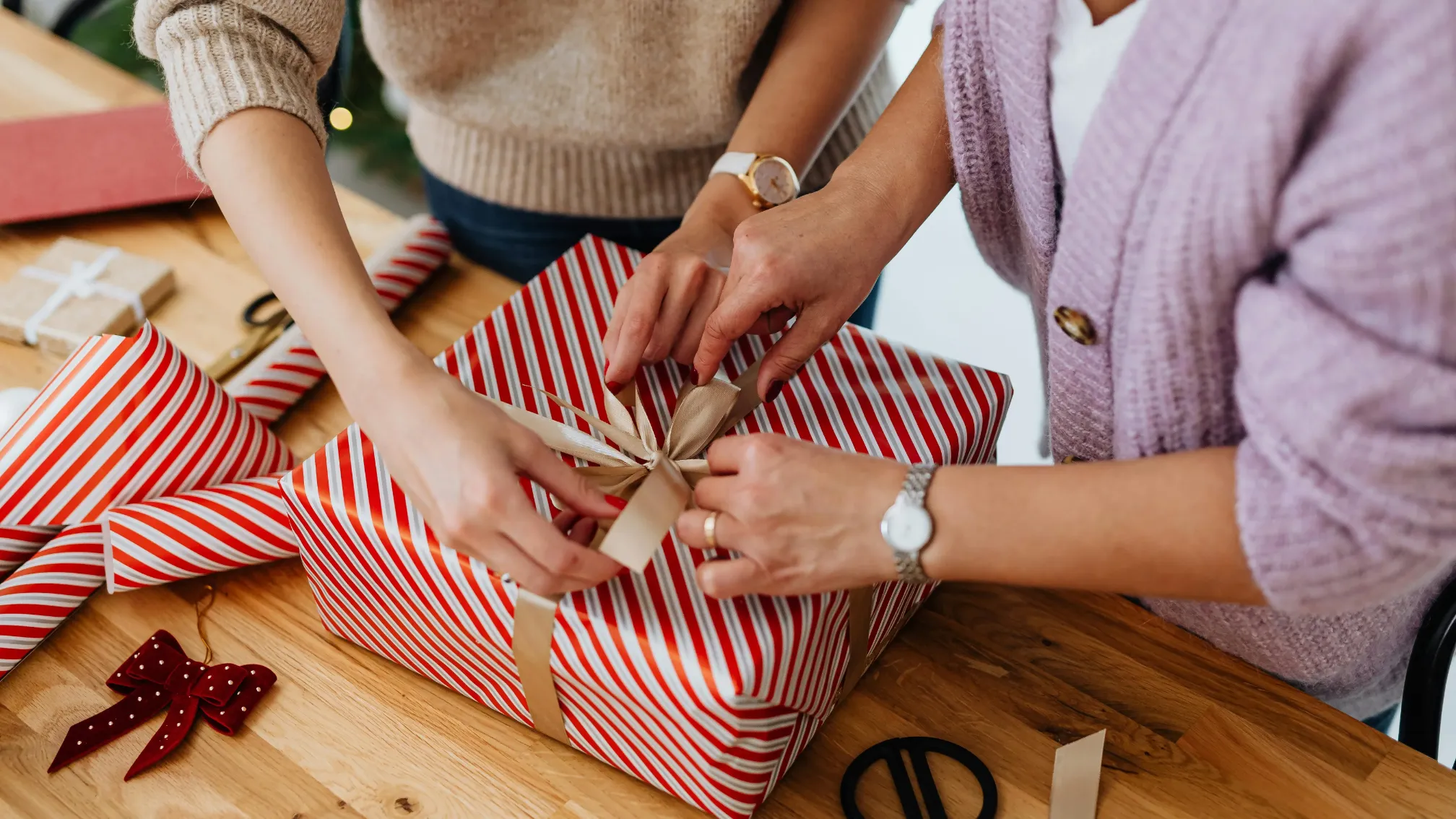 How to Create Custom Cosmetic Packaging That Wows Customers - luxury jewelry box packaging blog feature image (1)
