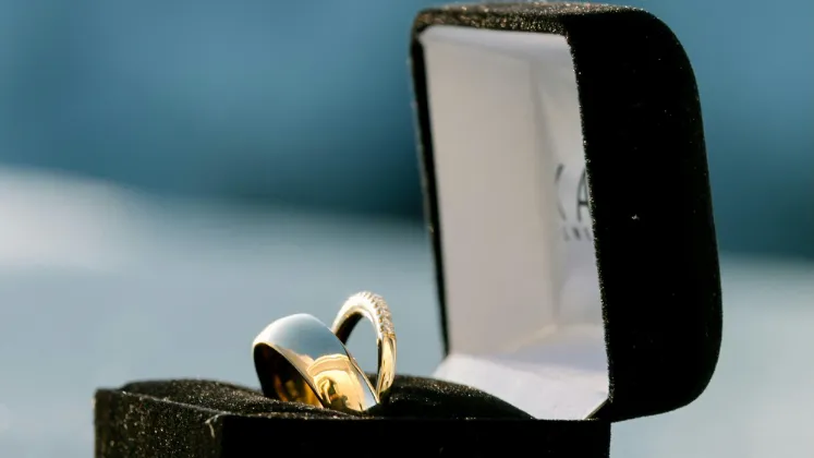Jewelry Boxes with Magnetic Closure vs. Swing Hook Clasp: Which Is More Reliable? - luxury jewelry box packaging blog feature image (12)