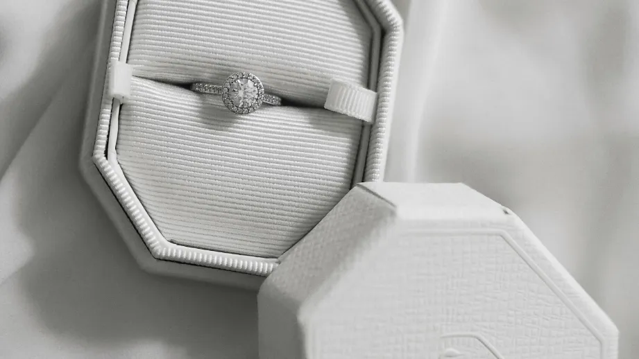 Jewellery Packaging with Rigid vs. Flexible Inserts: Which Provides Better Protection During Transit? - luxury jewelry box packaging blog feature image (129)