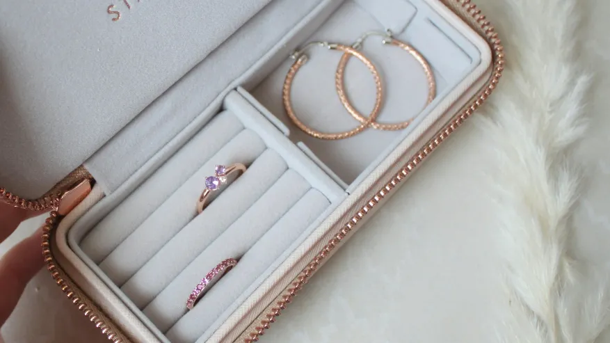 Jewellery Packaging with Rigid vs. Flexible Inserts: Which Provides Better Protection During Transit? - luxury jewelry box packaging blog feature image (13)