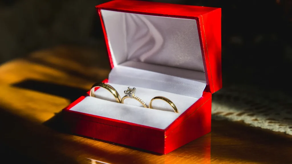 How to Ensure Your Jewellery Packaging Meets International Shipping Standards - luxury jewelry box packaging blog feature image (141)