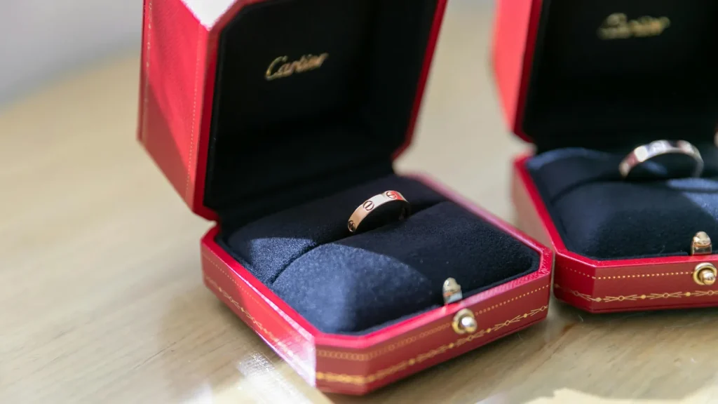 Jewellery Packaging with Rigid vs. Flexible Inserts: Which Provides Better Protection During Transit? - luxury jewelry box packaging blog feature image (218)