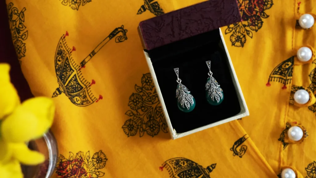 How to Design Jewelry Packaging Solutions for Different Climate Zones - luxury jewelry box packaging blog feature image (222)