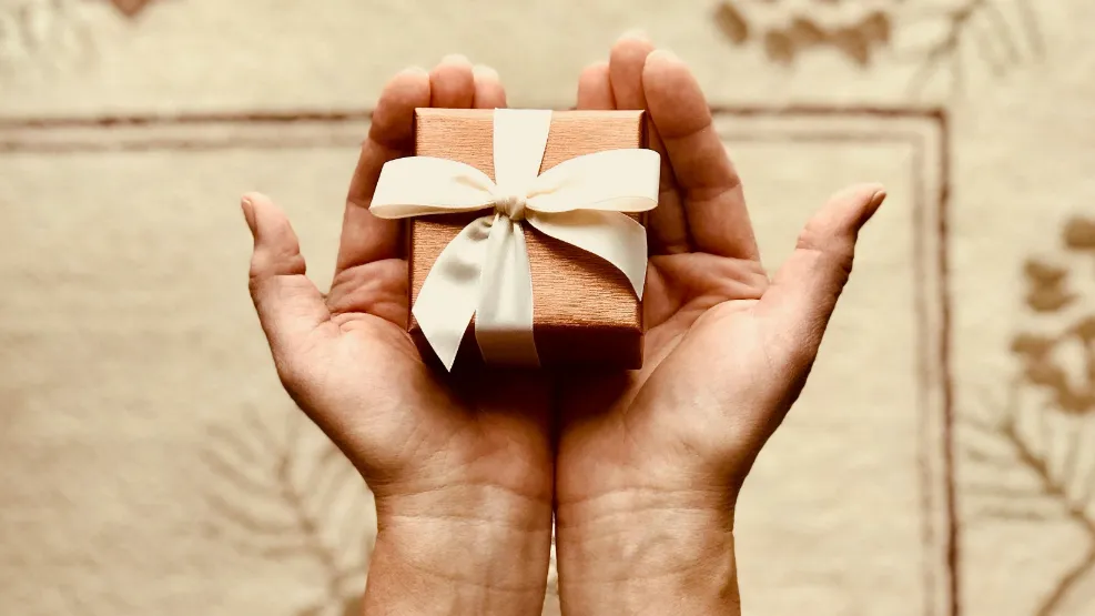Ordering Gift Boxes? Don't Make These Mistakes - luxury jewelry box packaging blog feature image (228)