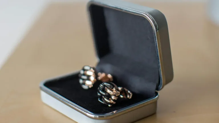 2024 The Ultimate Guide to Jewelry Packaging for Small Businesses - luxury jewelry box packaging blog feature image (32)