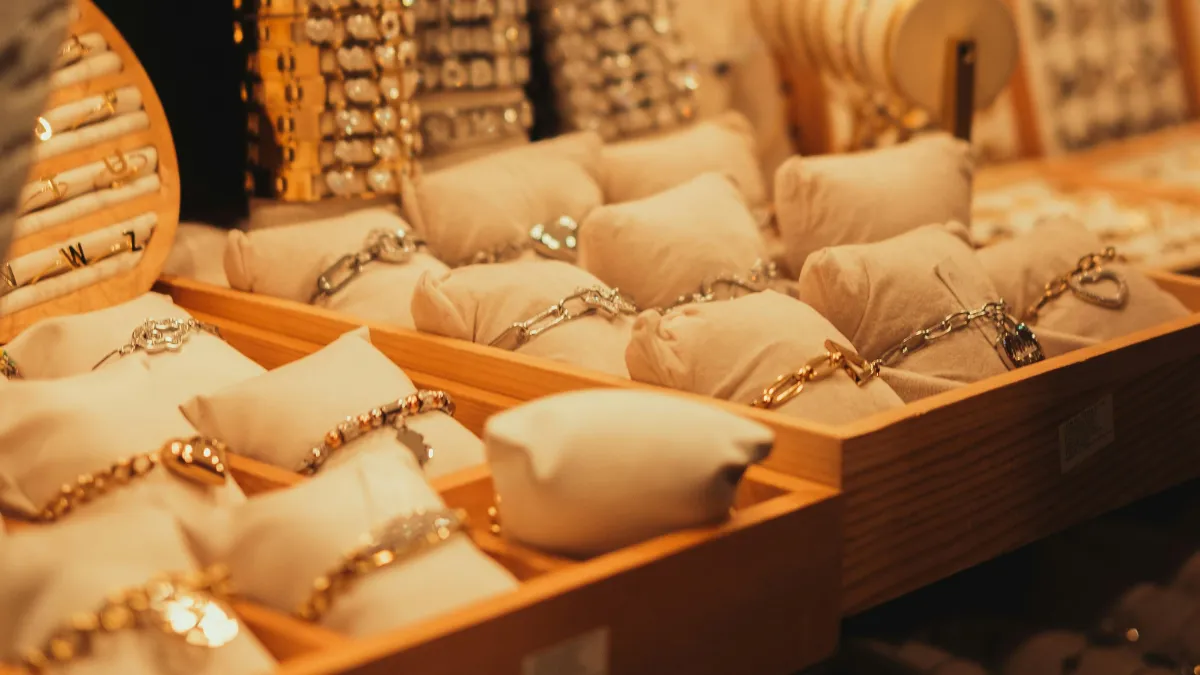 10 Best Jewelry Display Solutions for Retail Success - luxury jewelry box packaging blog feature image (9)