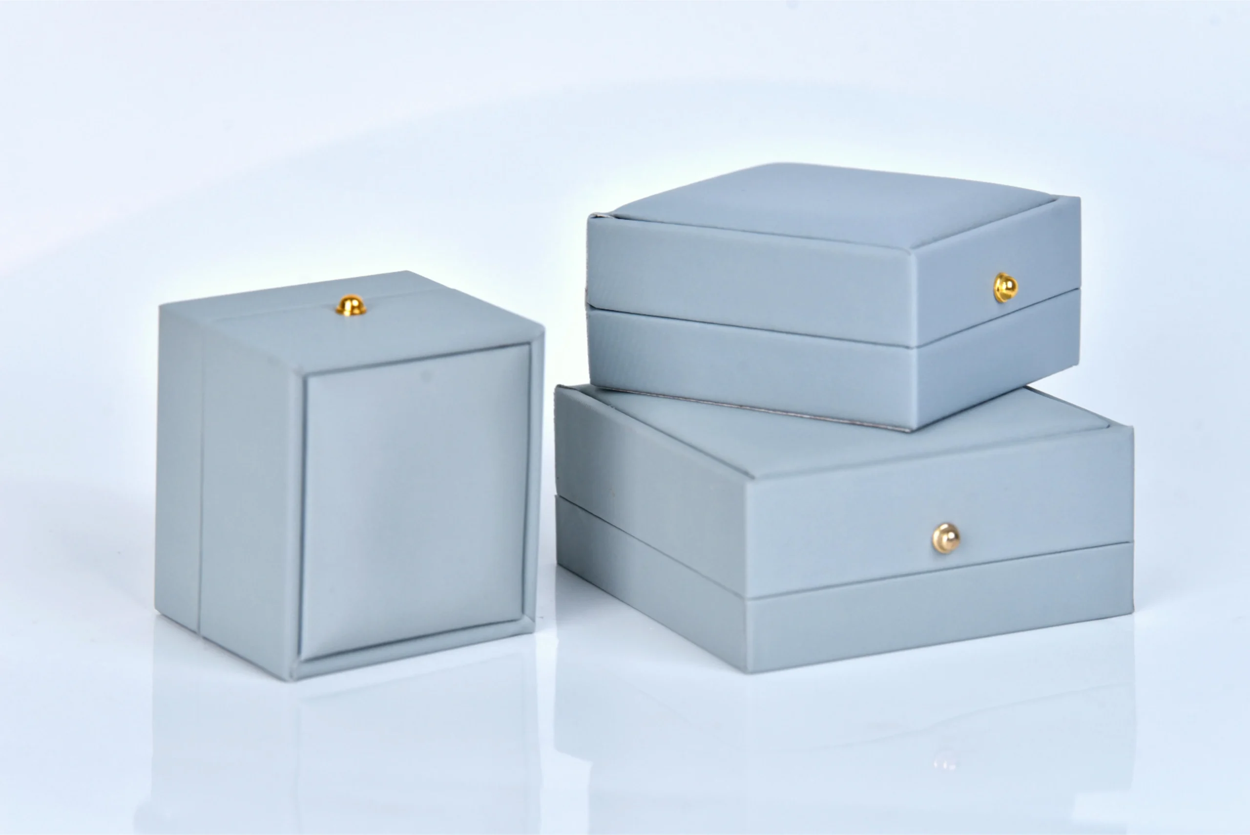 small containers with lids (5)