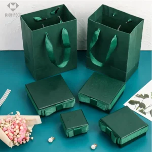 Bespoke and Durable Custom-Printed Paper Bags for Retail Stores with Logos | Perfect Branding Solutions for Jewelers Needing Eye-Catching Retail Packaging - zt48 (1)