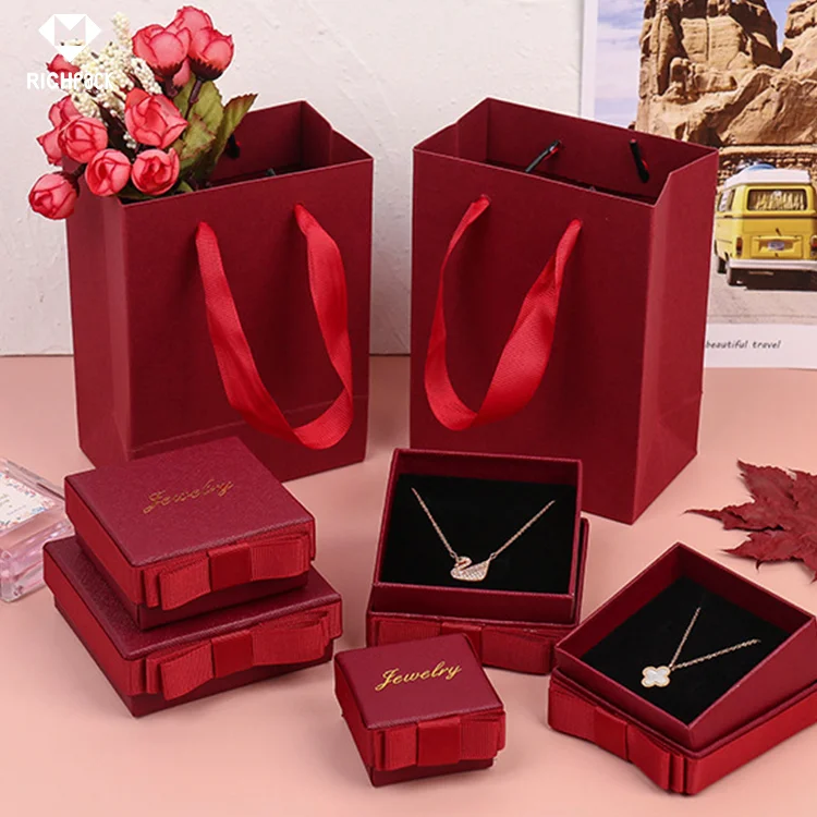 Bespoke and Durable Custom-Printed Paper Bags for Retail Stores with Logos | Perfect Branding Solutions for Jewelers Needing Eye-Catching Retail Packaging - zt48 (2)