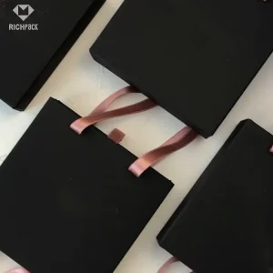 Stylish and Sustainable Recycled Paper Bags with Eco-Friendly Designs | Custom Packaging Solutions for Jewelry Merchants Focused on Green Initiatives - zt82 (1)