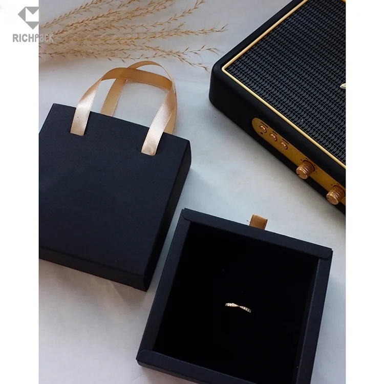 Stylish and Sustainable Recycled Paper Bags with Eco-Friendly Designs | Custom Packaging Solutions for Jewelry Merchants Focused on Green Initiatives - zt82 (3)