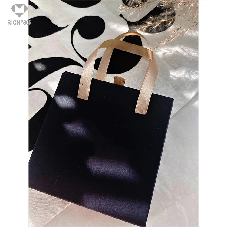 Stylish and Sustainable Recycled Paper Bags with Eco-Friendly Designs | Custom Packaging Solutions for Jewelry Merchants Focused on Green Initiatives - zt82 (4)
