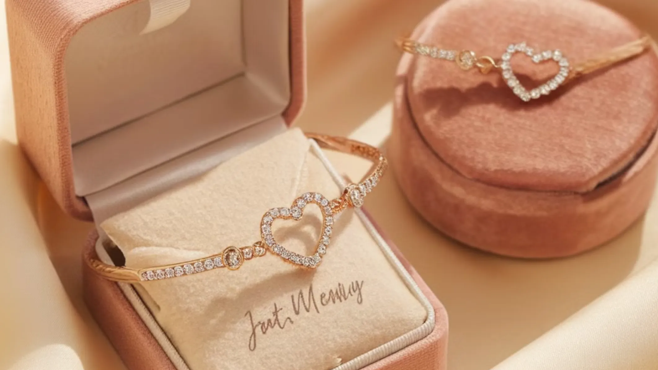 Paper vs. Velvet: Which is Better for Shop Personalized Heart Bracelets - Packaging for Personalized Heart Bracelets