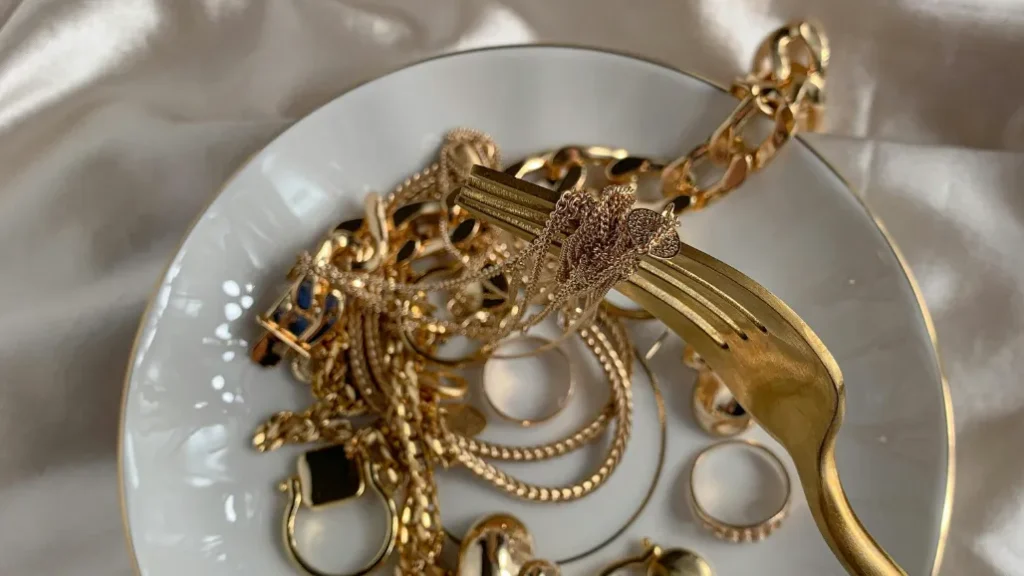 How to Choose the Right Packaging Solution for Different Jewelry Materials - tpyes of jewelry material (8)