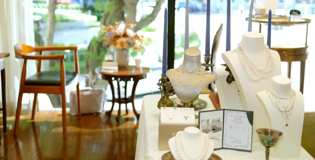 Top Tips for Incorporating Branding into Jewelry Packaging Design - cloe jewelry display