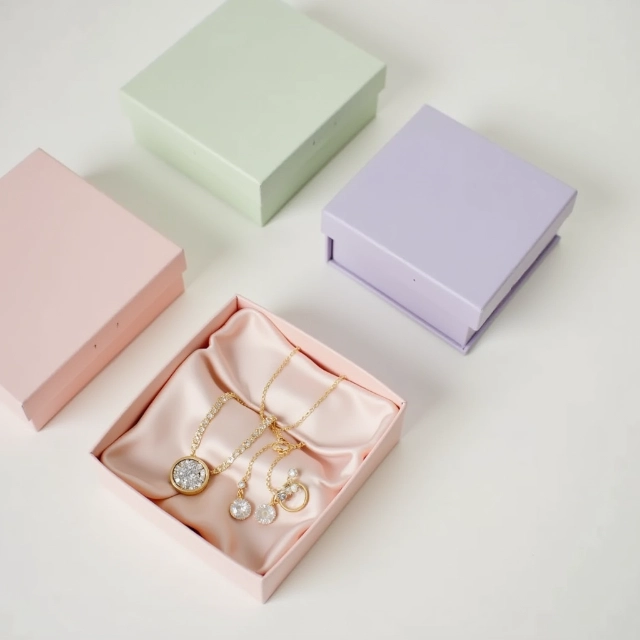 Dainty Jewelry Packaging | Elegant and Personalized by Richpack - dainty jewelry boxes3