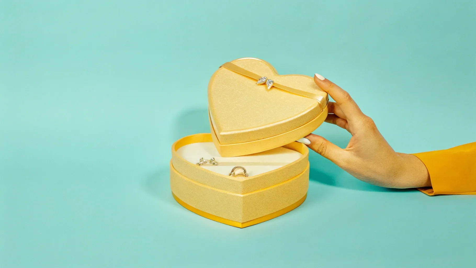 David Yurman Jewellery: Packaging the Sentiments of Love and Milestones - fine jewellery gift wrapping heart shape box with