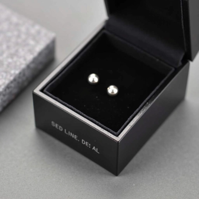 Vertical Labret Jewelry Packaging | Custom Designs by Richpack for Modern Elegance - vertical labret jewelry packaging3