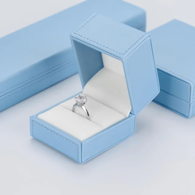 Gift Box for Travelers - Practical & Organized, a Great Travel Companion. - Velvet jewelry case 055