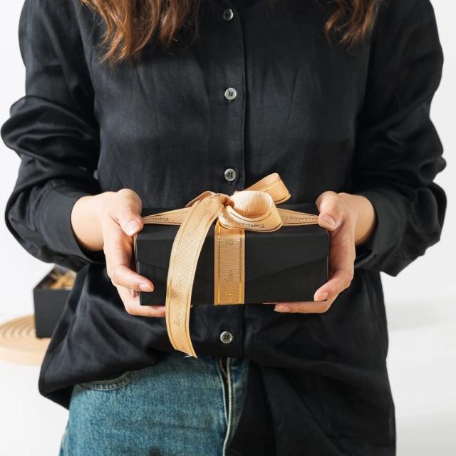 Elegant Flip Top Gift Boxes with Magnetic Catch - Adding a Touch of Sophistication - flip top gift boxes with magnetic catch3