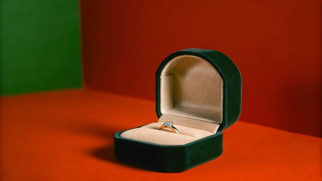 Jewelry Packaging with Velvety vs. Soft Fabric Linings: Which Offers More Premium Feel? - right lining for your ring box fashion photographe (1)