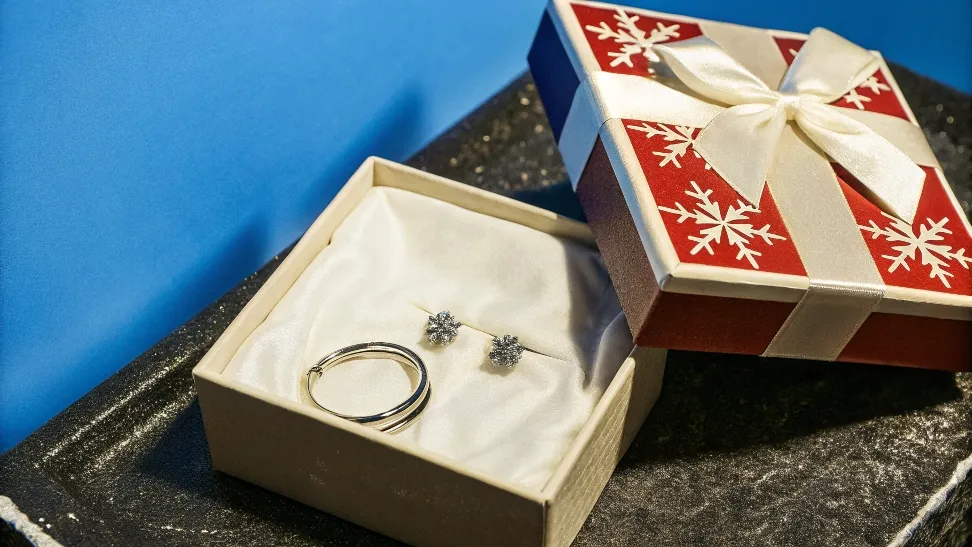 winter holiday packaging forjewelry