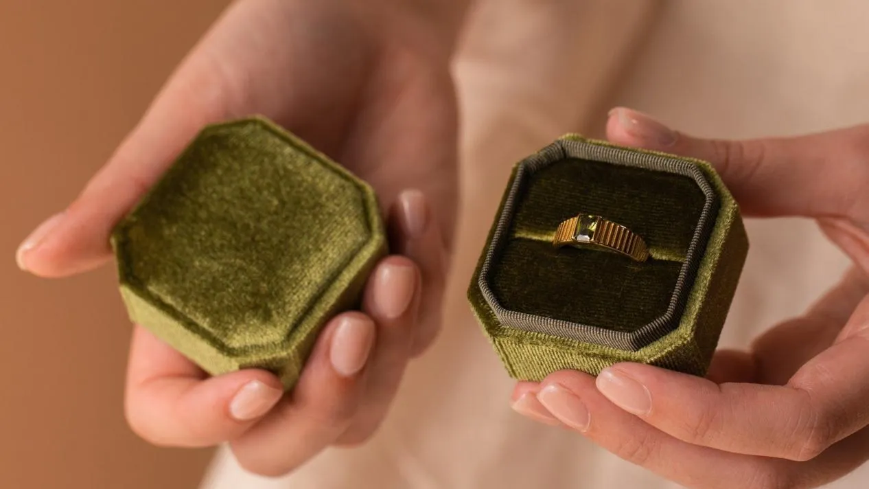 green velvet ring jewelry box
