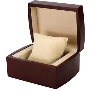 جعبه جواهرات چوبی قهوه ای تیره با فضای داخلی مجلل و یک بالش کوسن دار