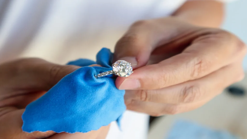 white jewelry ring keep