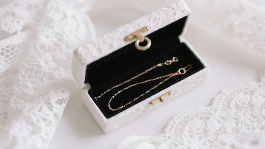 Lace necklace box