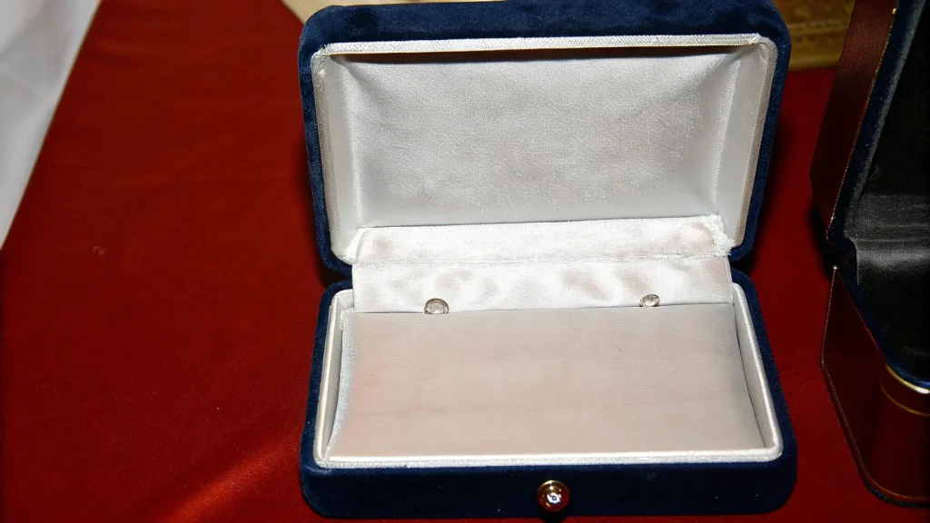 line a jewelry box with velvet (3)