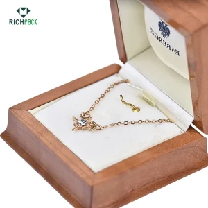 جعبه گردنبند چوب گلابی با روکش گرد و غبار 006