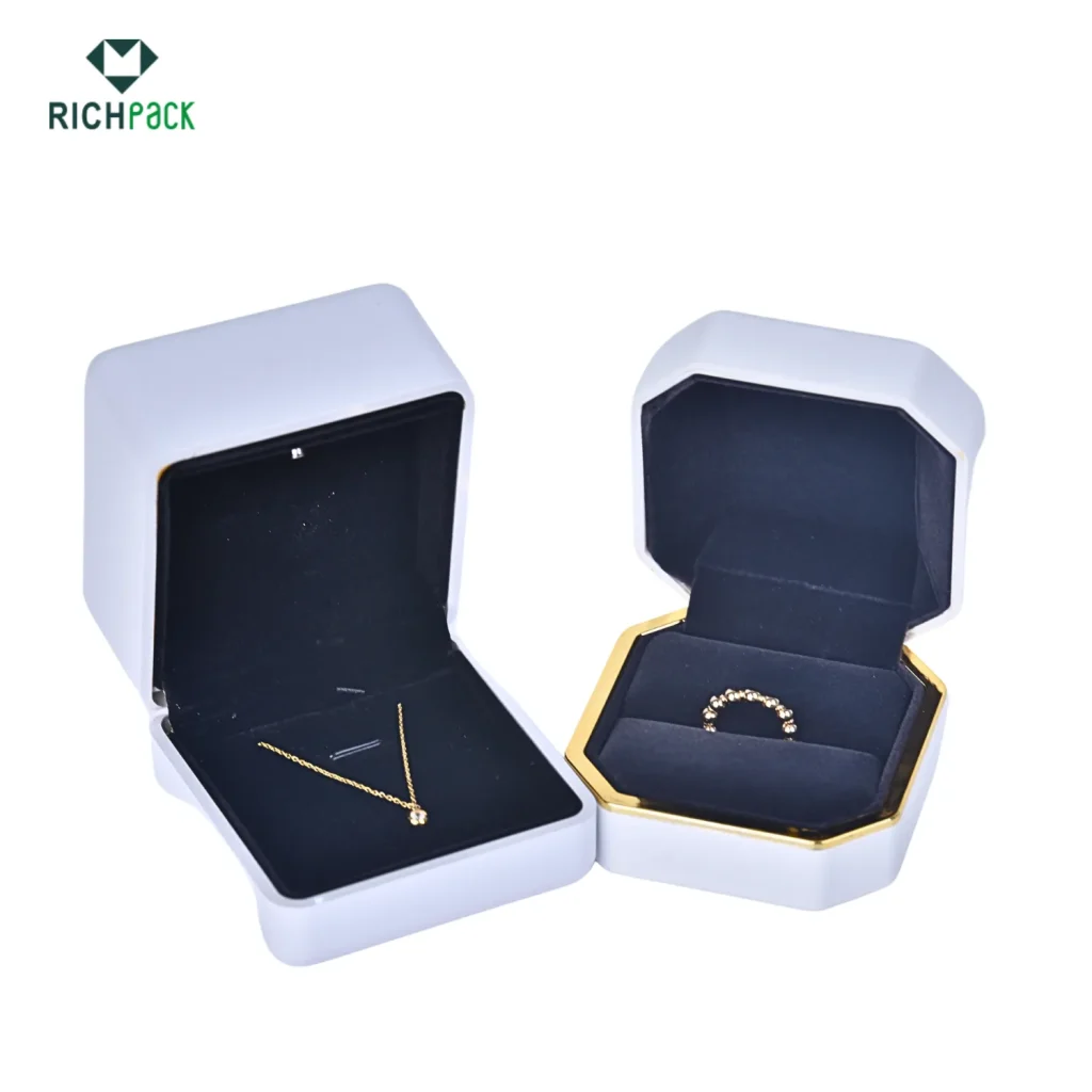 white plastic jewelry box 001