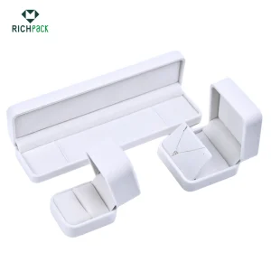 білі оксамитові шкатулки 008