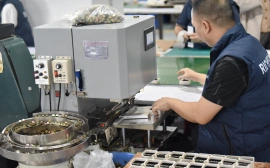 Packaging Manufacture - hinge installation