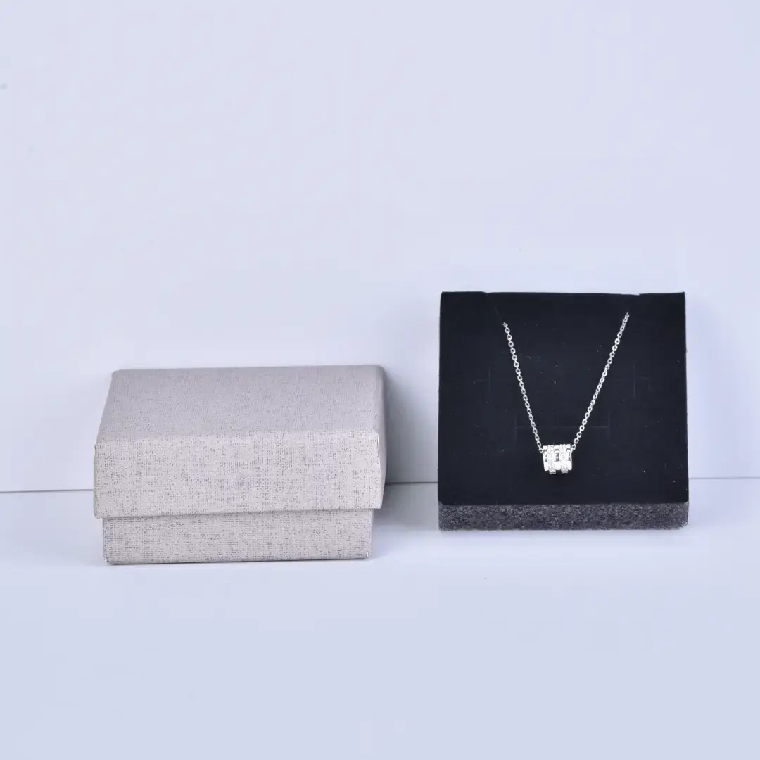 กล่องของขวัญเครื่องประดับสีเทาพร้อมฝาปิด ขนาด 9x9x3 ซม. | กล่องของชำร่วยทันสมัยพร้อมฝาปิด | สินค้าพร้อมส่งขายส่ง - กล่องของขวัญเครื่องประดับสีเทาพร้อมฝาปิด (1)