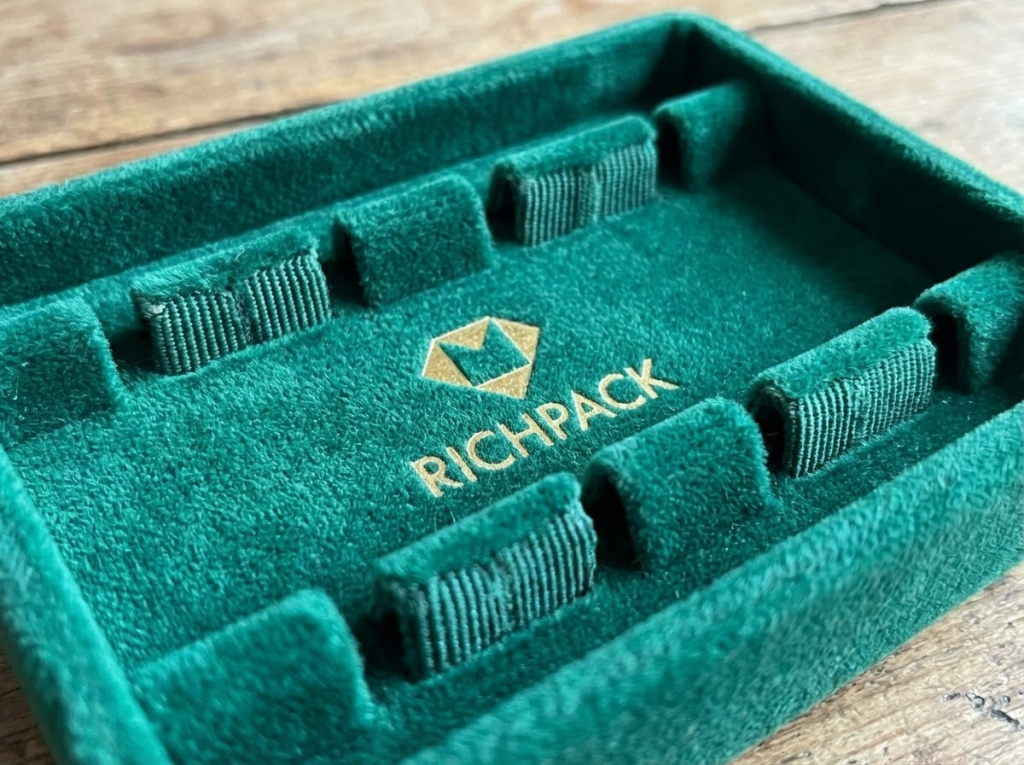 How to Choose the Perfect Vintage Velvet Ring Box for Your Business - Open & Display Tray