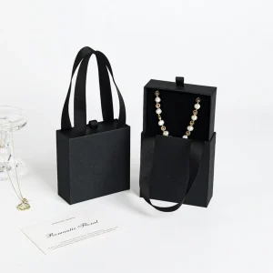 Coffret cadeau noir à tiroir avec poignée - 9 x 9 x 3.5 cm - Boîte à bijoux coulissante noire avec poignée (1)