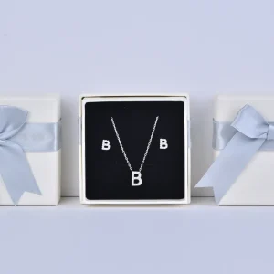 Grå smykkeæske med satinsløjfe og låg - 7.5x7.5 cm luksusgaveæske i Swarovski-stil - Grå smykkeæske med satinsløjfe