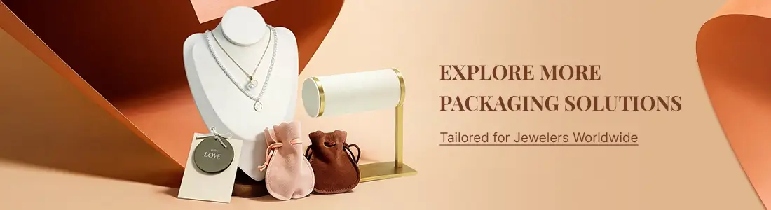 Set sa pag-display ug pagputos sa alahas: puti nga bust stand, velvet pouch, pulseras holder, ug branded tag para sa presentasyon sa mga maayong alahas.