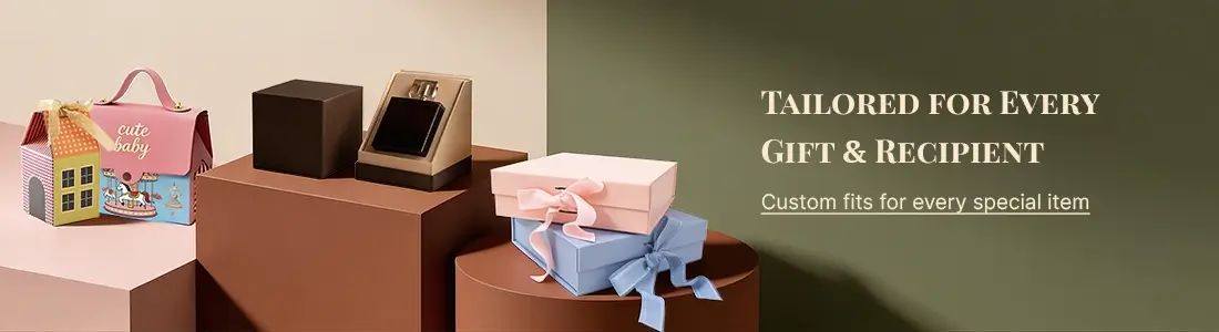 Confezioni regalo personalizzate, tra cui una graziosa scatola a forma di casetta per bambini, una scatola per profumi e portagioie con nastro rosa e blu.