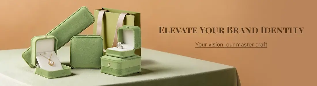 녹색 벨벳 주얼리 상자와 어울리는 선물 가방은 브랜드 이미지를 한층 높여주는 맞춤형 고급 포장을 선보입니다.