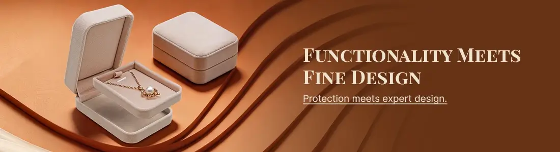 Kahon sa kwintas nga beige velvet nga adunay pendant nga perlas, nga nagpakita sa functional nga proteksyon ug elegante nga disenyo alang sa maayong alahas.