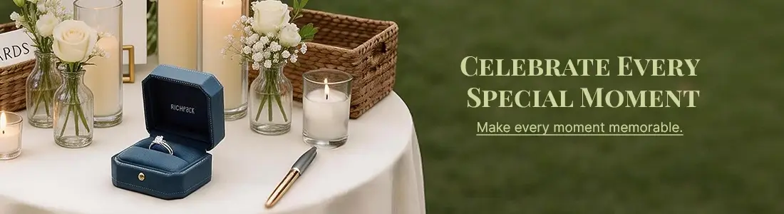 Kahon sa singsing nga hinimo sa itom nga asul nga panit nga may singsing nga diamante, gibutang sa romantikong lamesa sa gawas nga may mga kandila ug mga bulak, perpekto para sa espesyal nga mga gutlo.