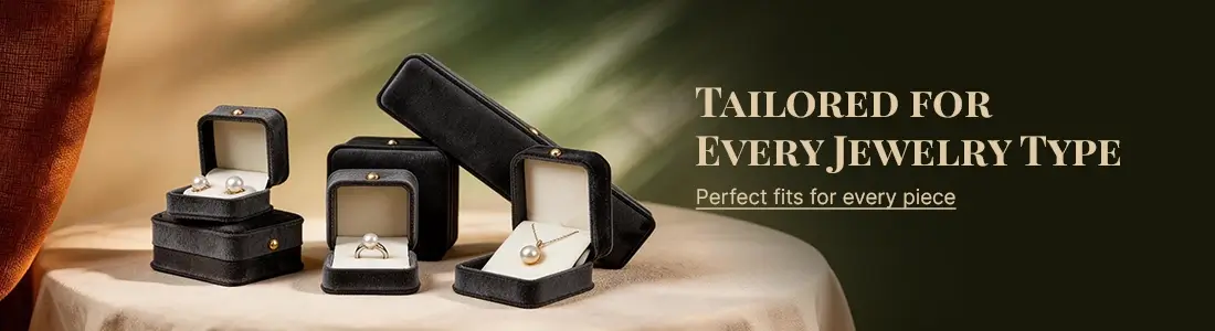 고급 브랜드의 맞춤형 소재 질감을 보여주는 컬러 견본집이 포함된 프리미엄 벨벳 주얼리 상자.