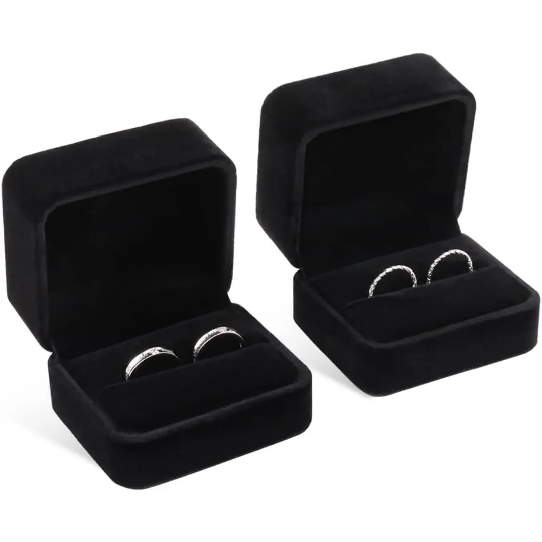 Gravert treboks med dobbel ring | Svart smykkeemballasje i tre | Richpack - Oppbevaringsboks med dobbel ring for 2